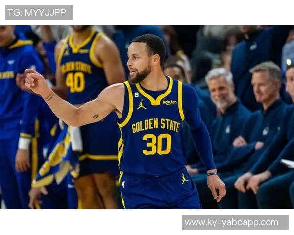 库里强势表现遭遇争议判罚勇士队意外吃到技术犯规